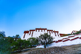 西藏拉萨布达拉宫背面宫墙