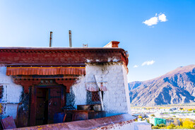 西藏拉萨布达拉宫背面小屋