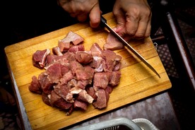 正在切肉