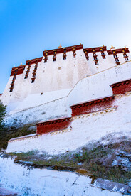 西藏拉萨布达拉宫背后错落的宫墙