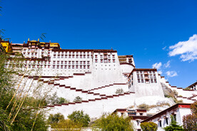 西藏拉萨布达拉宫粉刷后的白墙