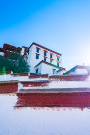 西藏拉萨布达拉宫背面红色墙领