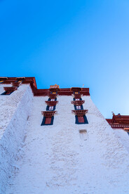 西藏拉萨布达拉宫背后粉刷宫墙