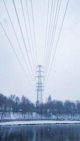雪天电塔