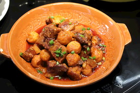 红烧肉焖豆腐泡