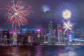 香港维多利亚港看中环夜景烟花
