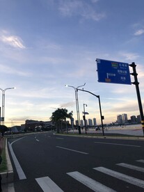 公路指标牌 天空 马路上