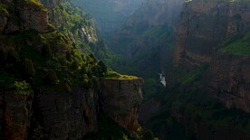 峡谷峭壁大山深处