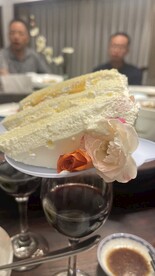 一片鲜花奶油蛋糕 