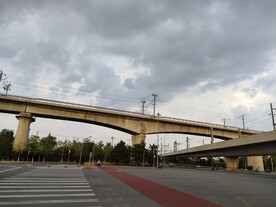 高架桥十字路口斑马线道路