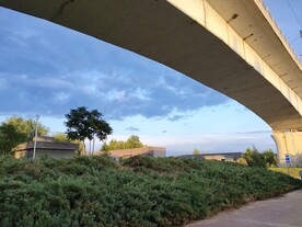 高架桥下蓝天白云绿草地