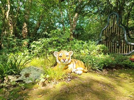 公园草地可爱小老虎雕像