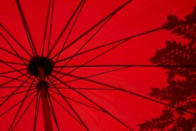 红色底纹油纸伞