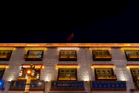 西藏拉萨八廓街藏式建筑夜景