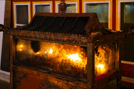 大昭寺门前供奉的酥油灯