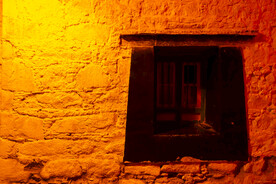 西藏拉萨八廓街夜景藏式窗户