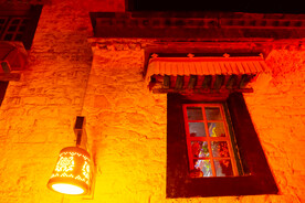 西藏拉萨八廓街灯与窗