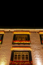 西藏拉萨八廓街夜景窗