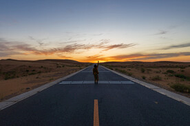 夕阳下的公路