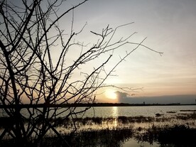 湖边晚霞夕照