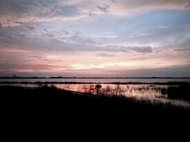 湖边晚霞