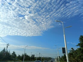 蓝天白云道路