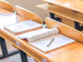 教室书桌上放置的书本