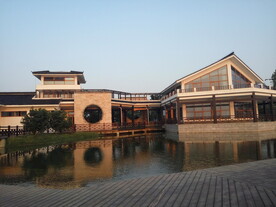 湖边公园古建筑
