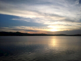湖边夕阳