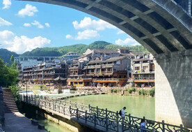 蓝天白云古镇风光