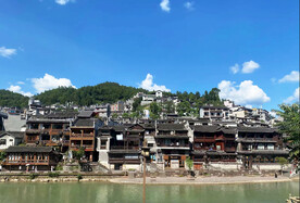 蓝天白云古镇风光