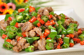 芽菜炒鸡丁
