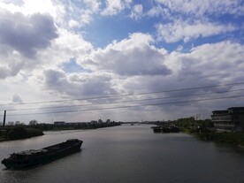 河里运货船只
