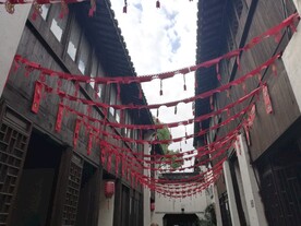 江南古镇挂的剪纸