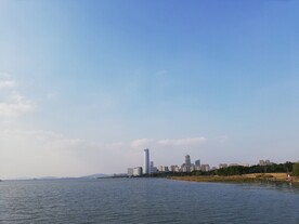 城市湖边建筑