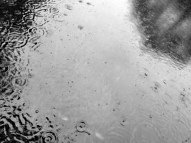 下雨的水面