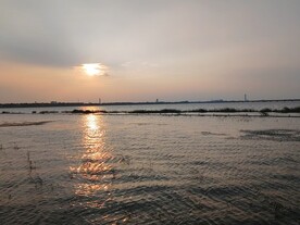 湖面夕阳日落