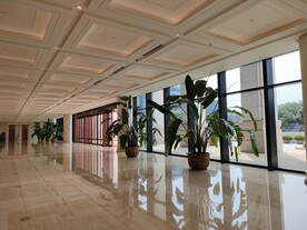 大厅落地玻璃窗绿植