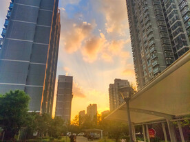 小区黄昏火烧云