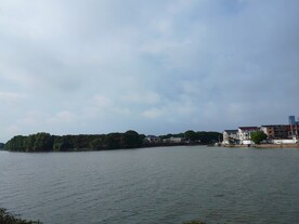 雨后湖边建筑风景图