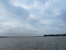 雨后湖边建筑风景