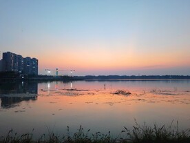 湖边晚霞