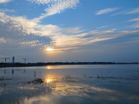 鱼鳞云晚霞塔吊
