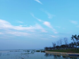 湖边蓝天白云