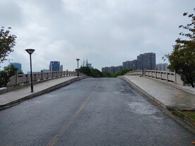 上坡的公路桥