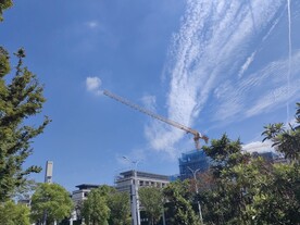 蓝天白云建筑塔吊