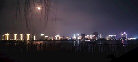 城市湖边建筑明月夜景