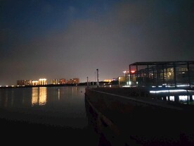 城市夜景湖边玻璃围栏步道