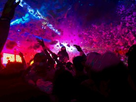 酒吧庆祝人群