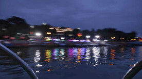 夜晚湖面建筑灯光倒影